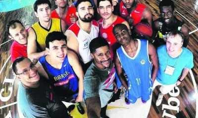 Burleson registra o treino. O técnico Léo Figueiró é o segundo, da esquerda para a direita (Divulgação/LNB)