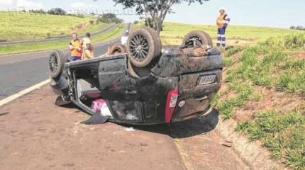 O veículo capotou na SP-310 na manhã desse domingo (26). (Foto: Marcelo Ono)