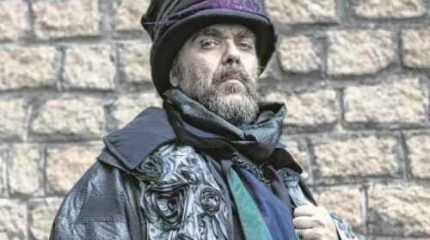 O músico André Abujamra explicou que o nome do disco, intitulado como “O Homem Bruxa”, é a desconstrução das palavras