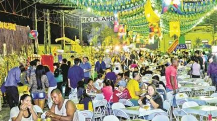 Arraial conta com feira de artesanato, 22 barracas, além de variadas atrações musicais