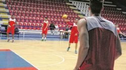 Equipe tem mesclado treinos físicos com técnicos e táticos no ginásio Felipe Karam