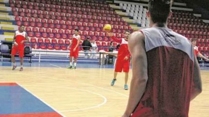 Equipe tem mesclado treinos físicos com técnicos e táticos no ginásio Felipe Karam