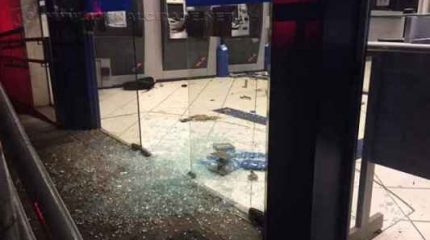 Bandidos destruíram porta de vidro da agência bancária