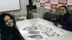 A artista plástica Cinthia Cagnoni e a jornalista Vivian Guilherme analisam as capas