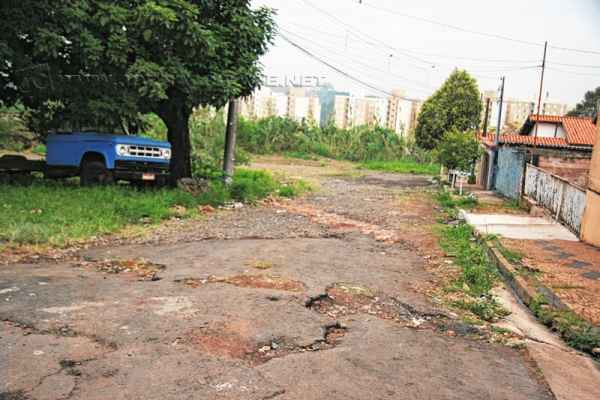 Moradores da Rua 2, entre avenidas 39 e 41, no Cidade Jardim, aguardam pelo asfalto