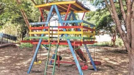 A menina teve lesões no cotovelo esquerdo e foi submetida a um cirurgia com urgência. A mãe pediu o ressarcimento