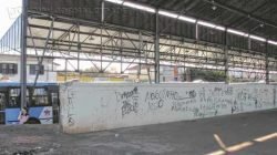 O muro da Estação amanheceu pichado com frases de efeito feminista e contra presídios