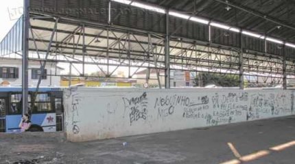 O muro da Estação amanheceu pichado com frases de efeito feminista e contra presídios