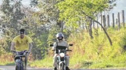 ARRISCADO: ciclista circula na Estrada do Sobrado sem espaço destinado a sua passagem. Pedestres também reclamam da falta de calçadas naquele trecho