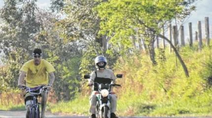 ARRISCADO: ciclista circula na Estrada do Sobrado sem espaço destinado a sua passagem. Pedestres também reclamam da falta de calçadas naquele trecho