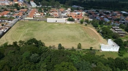 Entre as obras anunciadas está a reforma do Estádio Municipal “Santa Emília” que é estimada R$ 1.033 milhão. Na imagem aérea, o estádio administrado prefeitura municipal de Itirapina