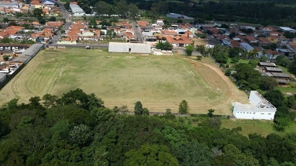 Entre as obras anunciadas está a reforma do Estádio Municipal “Santa Emília” que é estimada R$ 1.033 milhão. Na imagem aérea, o estádio administrado prefeitura municipal de Itirapina