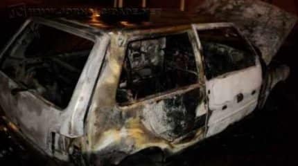 Veículo Uno ficou totalmente destruído após incêndio