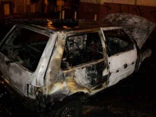 Veículo Uno ficou totalmente destruído após incêndio