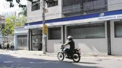 Fachada do prédio da agência do INSS em Rio Claro, que fica na Rua 3, Centro, em frente ao Jardim Público