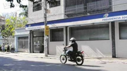 Fachada do prédio da agência do INSS em Rio Claro, que fica na Rua 3, Centro, em frente ao Jardim Público