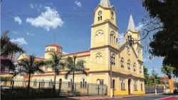 O monumento está localizado na lateral da Igreja Matriz São João Batista, na Rua 6 esquina da Avenida 3