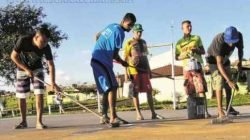 Jovens pintam a quadra de esportes por iniciativa própria na região do bairro Jd. Palmeiras