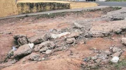 Trecho esburacado na Rua 22-PA com a Avenida 60, próximo à Escola Estadual Oscália Goes