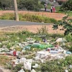 Moradores dividem espaço com lixo despejado em dois terrenos na Avenida 60, no Panorama