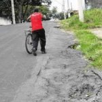 Erosões na Avenida 62 e na Rua 21 dificultam a passagem de carros, motocicletas e bicicletas