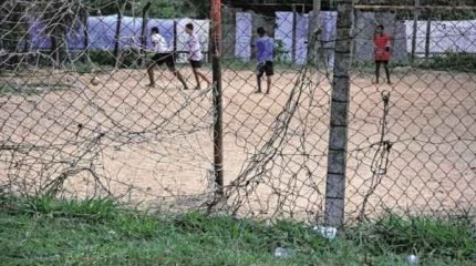 O local conta com uma cancha de bocha e um campinho de futebol de areia
