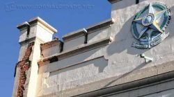 Vegetação que cresceu em torre do Mercadão acabou danificando estrutura. Empresa será contratada para fazer os reparos