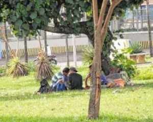 Cerca de quinze moradores de rua estão pernoitando na praça situada próximo à Rodoviária