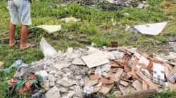 Entulho disposto em área verde logo ao final da Rua 16. Criança se arrisca perto de objetos cortantes no Parque Mãe Preta