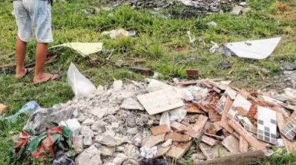 Entulho disposto em área verde logo ao final da Rua 16. Criança se arrisca perto de objetos cortantes no Parque Mãe Preta