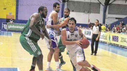 O jogador Caio Ranches renovou contrato com o RC Basquete