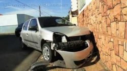 Acidente destruiu parcialmente a parte frontal do veículo