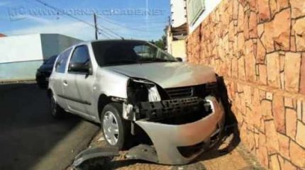 Acidente destruiu parcialmente a parte frontal do veículo