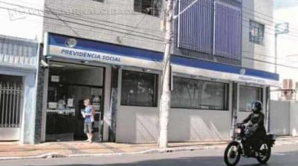 Fachada da agência do INSS em Rio Claro, que fica na Rua 3, na área central da cidade