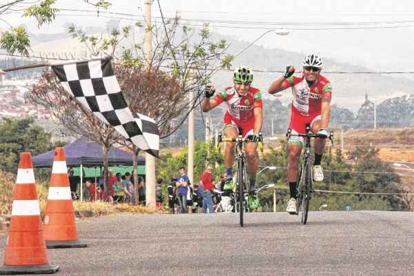 O futsal feminino obteve a medalha de ouro ao vencer Hortolândia por 12 a 1 e conquistar o bicampeonato nos Regionais
