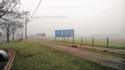 Neblina cobriu toda a cidade durante a manhã de segunda-feira (27), em Rio Claro