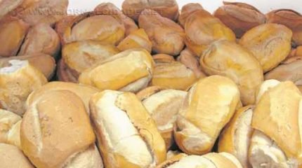 O dólar mais alto pressiona o preço de produtos que utilizam as matérias-primas importadas, a exemplo do pão francês