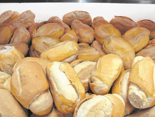 O dólar mais alto pressiona o preço de produtos que utilizam as matérias-primas importadas, a exemplo do pão francês