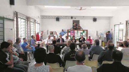 Dezenas de pessoas participaram do encerramento da campanha pelo trem na sede da UFA