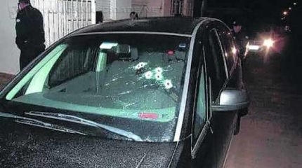 Carro do guarda atingido por tiros, durante uma tentativa de assalto no Bairro do Estádio