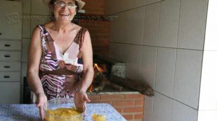 A dona de casa Maria Jordina Lourenço ensina receita tradicional de doce de abóbora