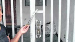 Na foto, uma das testemunhas em frente à casa onde o aposentado residia com a esposa