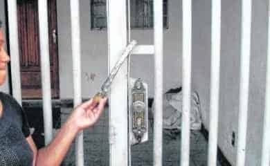 Na foto, uma das testemunhas em frente à casa onde o aposentado residia com a esposa