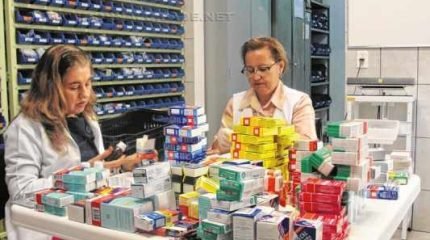 Voluntárias realizam a triagem dos medicamentos recebidos na farmácia do Abrigo; validade e condições são verificadas