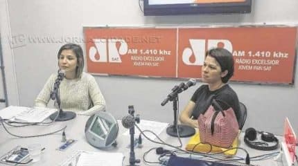 As profissionais Andressa Scaglia e Marta Bianchi no estúdio da Rádio Excelsior Jovem Pan