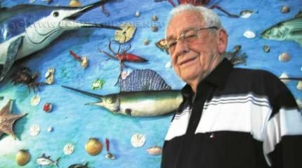 Com sua técnica, Antonio Corrêa Filho aprendeu a “construir” animais, como o tiranossauro pendurado em sua parede