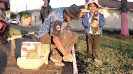 Sergio Rampin dá os últimos retoques de tinta branca em uma das guias da pracinha localizada na Rua 9-A, com a Rua 19