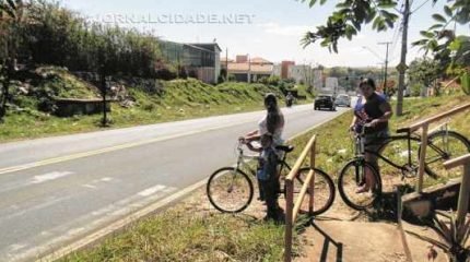 Dara Cristina da Silva e Thaís Helena Cardoso tentam atravessar a via, mesmo com a faixa de pedestres quase apagada