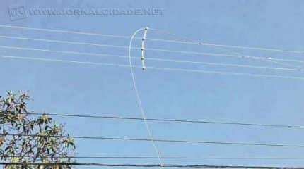 Linha de pipa com pó de cobre cortou o fio de alta tensão, deixando parte do Parque Universitário sem luz na sexta-feira (7)
