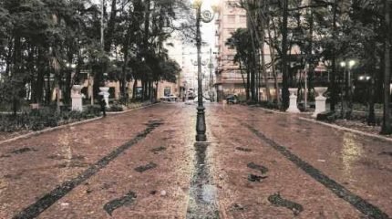 Praças XV de Novembro e Sargento Otoniel Marques Teixeira, construídas há 129 anos, foram tombadas pelo Condephaat